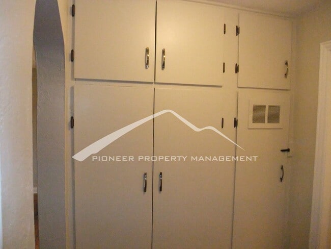 Building Photo - Updated 1/2 Duplex with Washer/Dryer and Fenced Yard