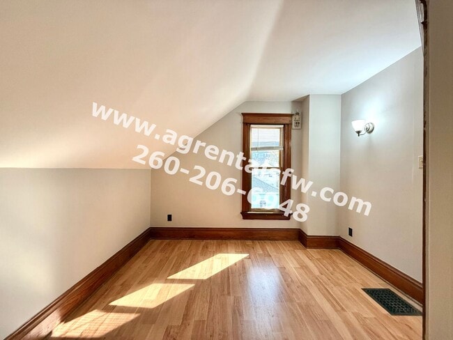 Building Photo - 3 Bedroom House
