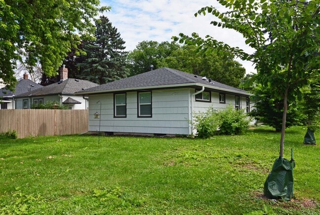 Building Photo - Clean & Updated One-Level Living in Robbin...