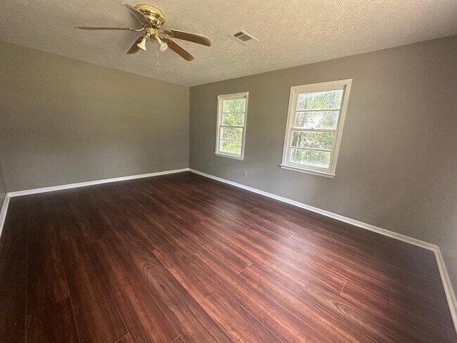 Building Photo - "Spacious 5-Bedroom Haven with 2 Full Bath...