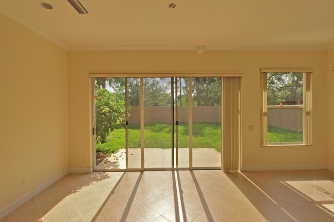 Building Photo - 200 S Hampton Dr