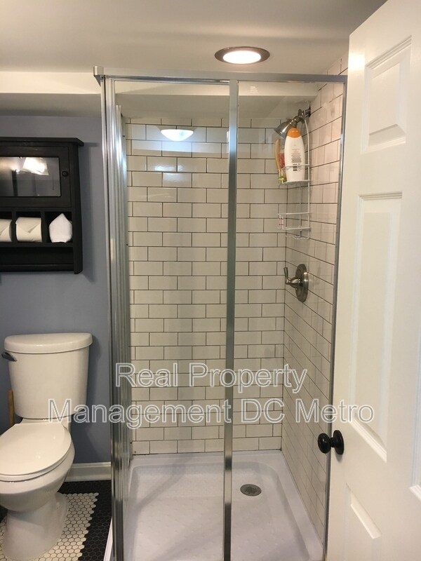 Building Photo - 813 10th St NE