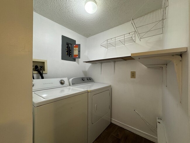 Building Photo - Cozy 1 Bedroom Home Located within Walking...