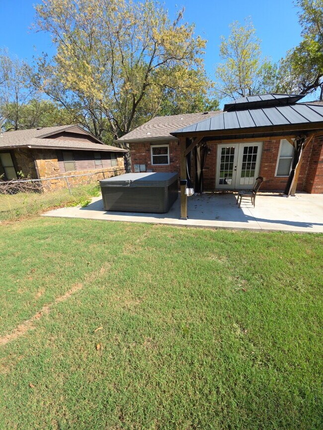 Building Photo - "Charming 3-Bed, 2-Bath Haven in Broken Ar...