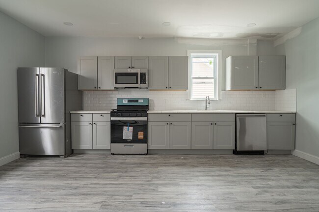 Building Photo - 194 N Chestnut St