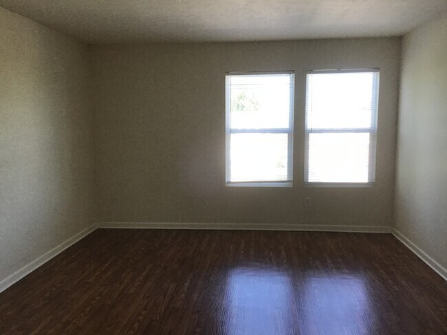 Building Photo - 4 bed 2.5 in Greenwood with HUGE fenced in...