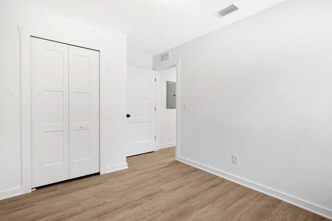 Building Photo - 988 W 9th St