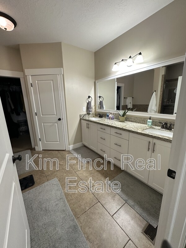 Building Photo - 201 Red Pine Dr