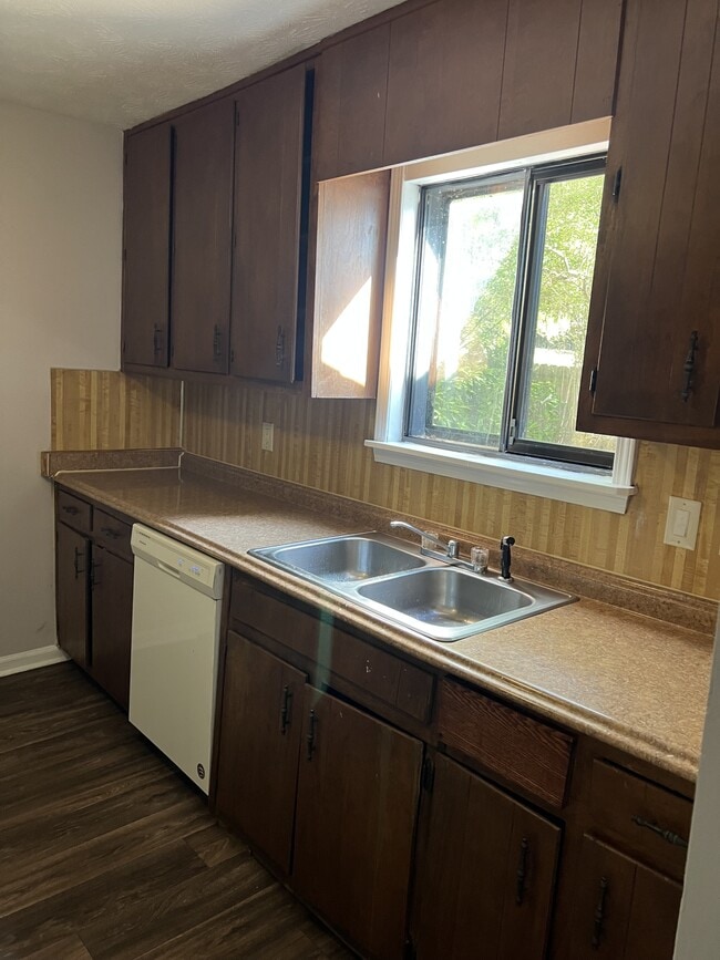 Building Photo - 662 Stonehedge Dr