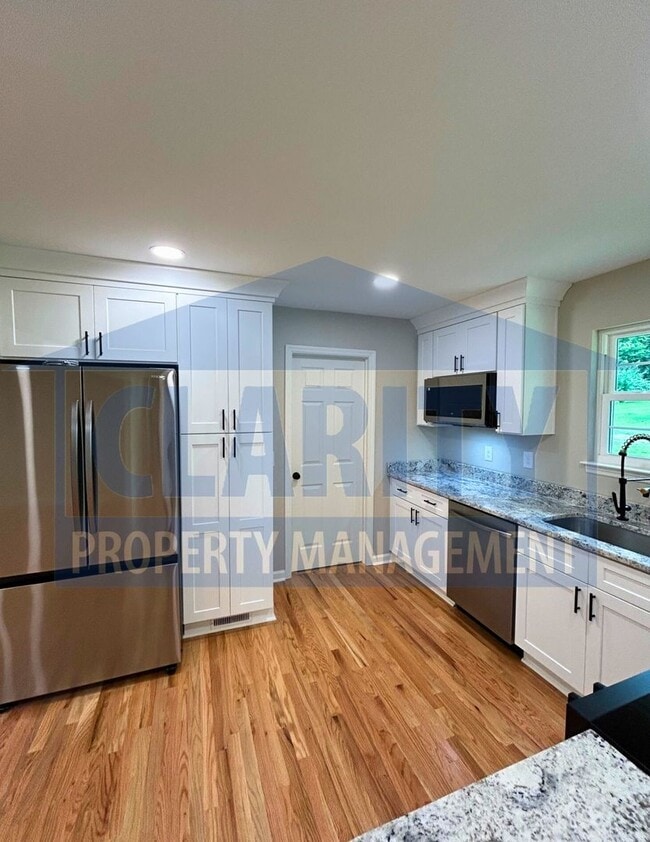 Building Photo - Updated ranch-style home in great neighbor...