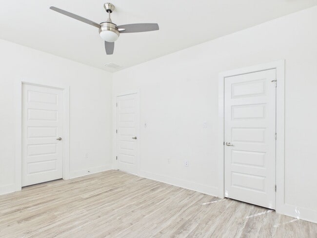 Building Photo - Modern Freestanding Condo with Private Yard Near Downtown Austin