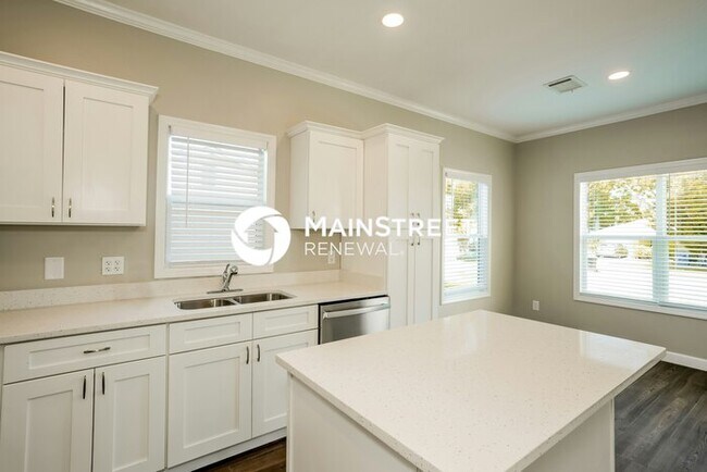 Building Photo - 3 Bedroom Pet-Friendly Home in St. Petersburg, FL with Main Street Renewal
