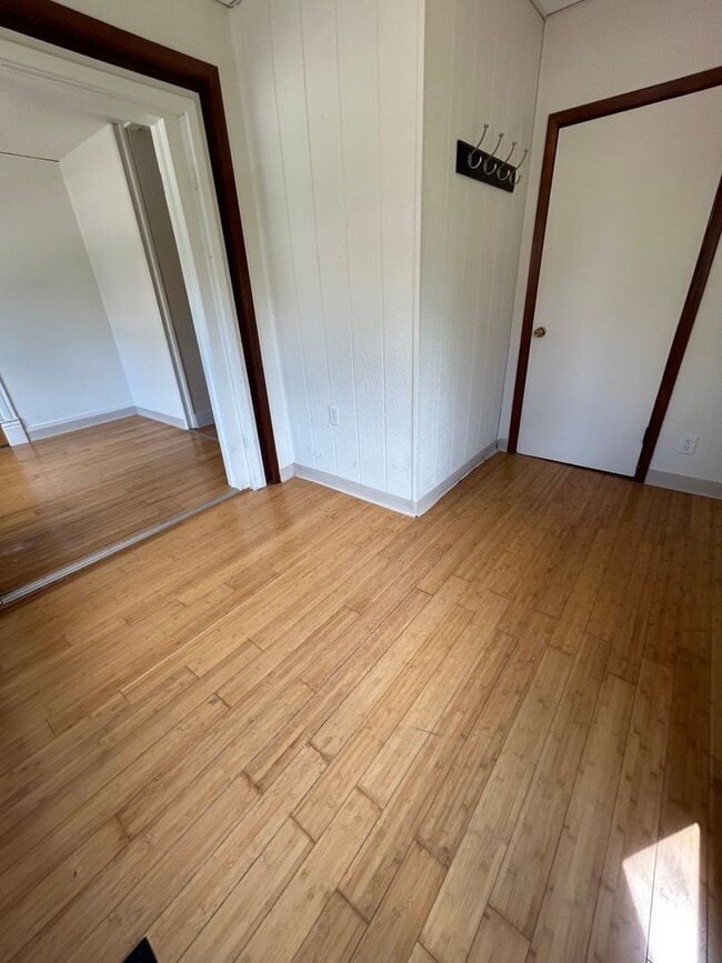 Building Photo - 2 Bedroom 1 Bathroom Apartment