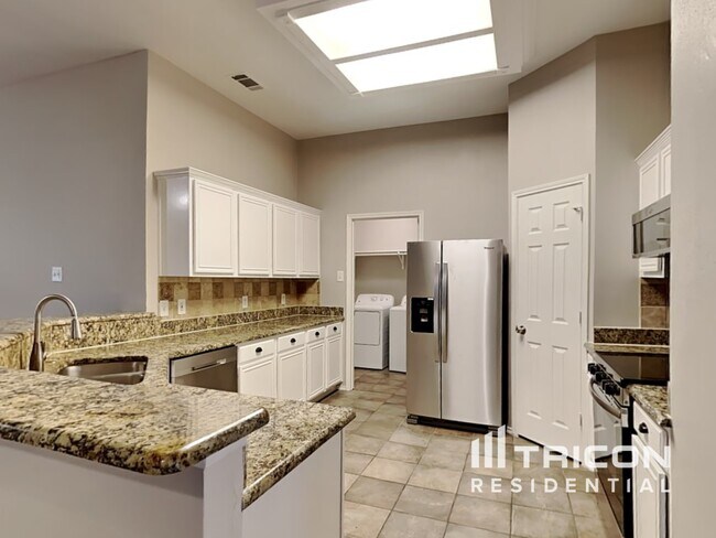 Building Photo - 834 San Jacinto Dr