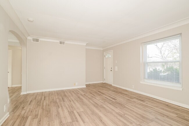 Building Photo - Fantastic 2bd/1ba home! Coming soon!