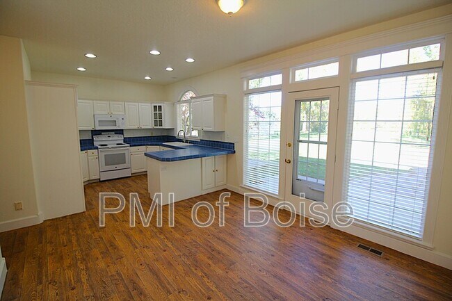 Building Photo - 85 S Linder Rd