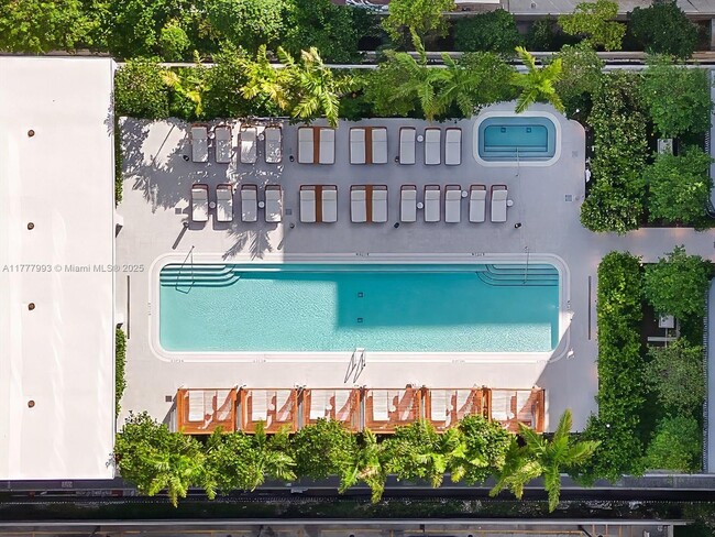 Building Photo - 2655 S Bayshore Dr