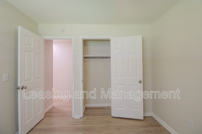Building Photo - 305 Millcreek Dr