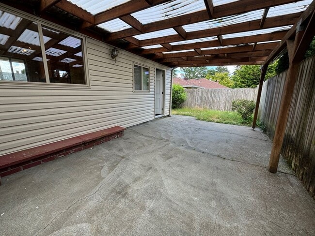 Building Photo - Charming rambler 2 bed 1 bath and office s...