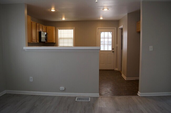 Building Photo - Conveniently Located 3 Bed 2 Bath House