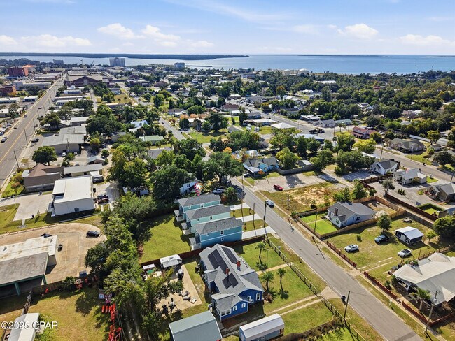 Building Photo - 924 Grace Ave