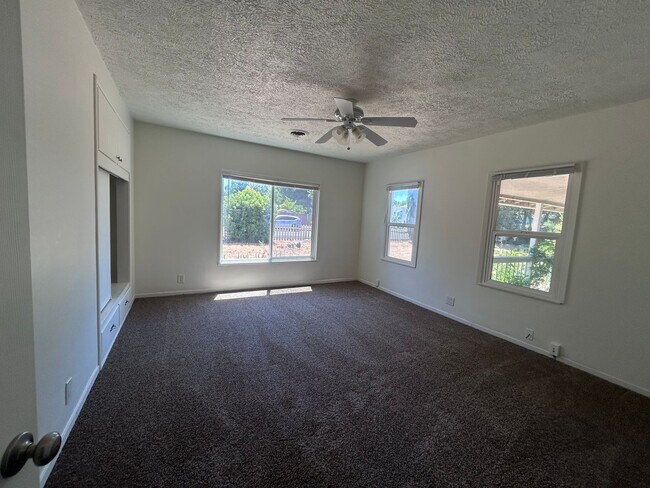 Building Photo - 3bd 1ba