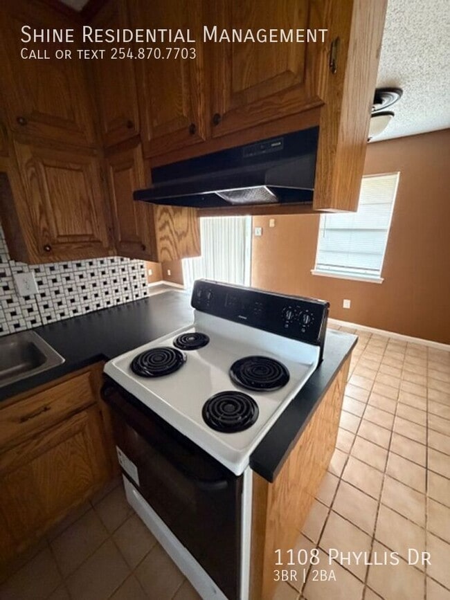 Building Photo - 1108 Phyllis Dr