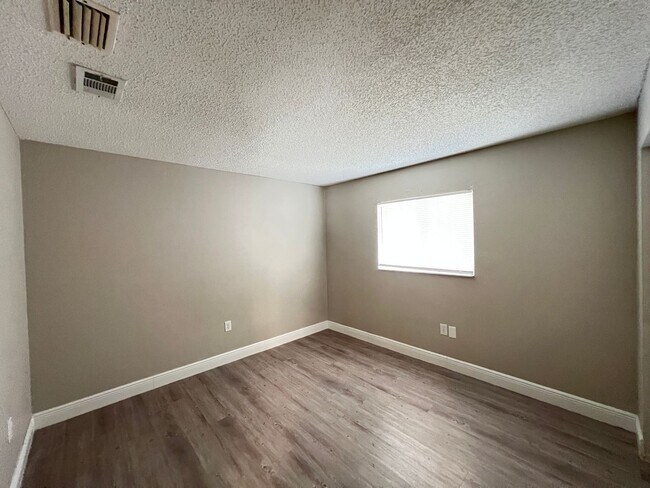 Building Photo - Beautifully Renovated 2 Bedroom, 1 Bathroom Home in Prime Ocala Location! Lawn Care Included!