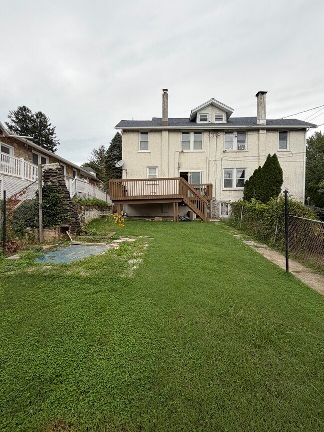 Building Photo - 402 Douglass St
