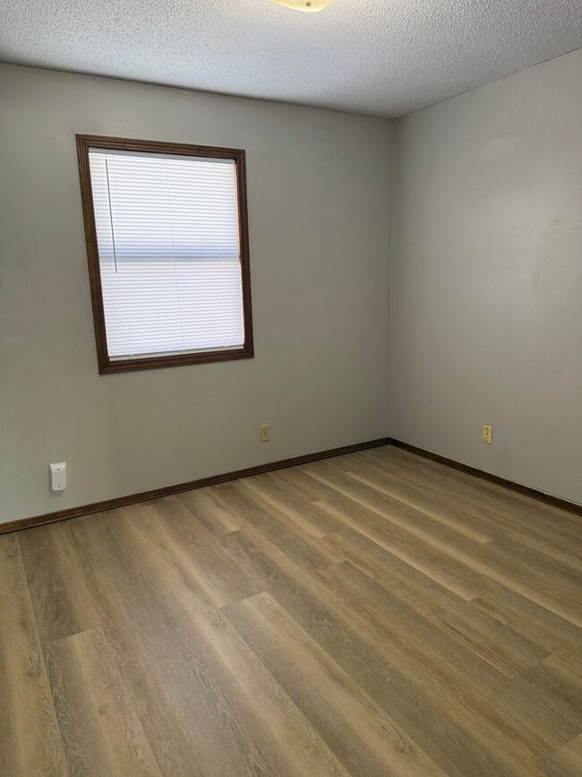 Building Photo - Available Now 2 bedroom 2 bath duplex!