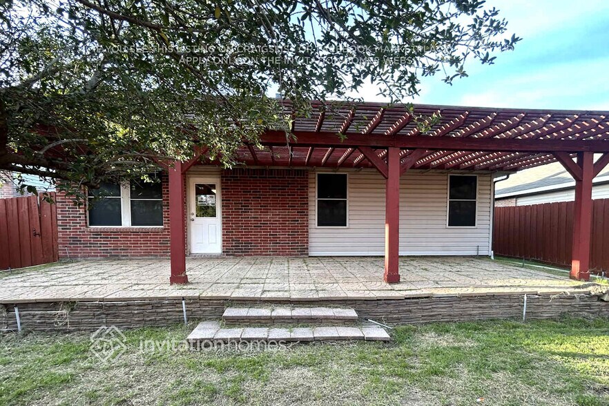 Building Photo - 1828 Lariat Dr