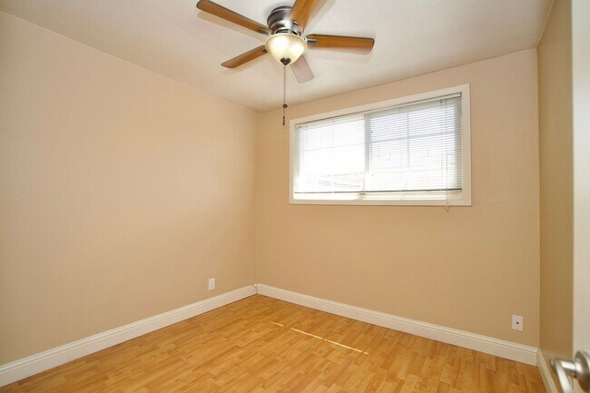 Building Photo - 1383 Spruce St