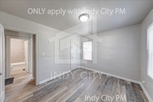 Building Photo - 1326 N Gladstone Ave
