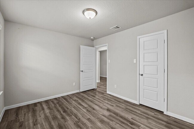 Building Photo - 4302 Fenwick Rd
