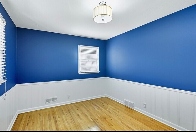 Building Photo - 11021 Spring St