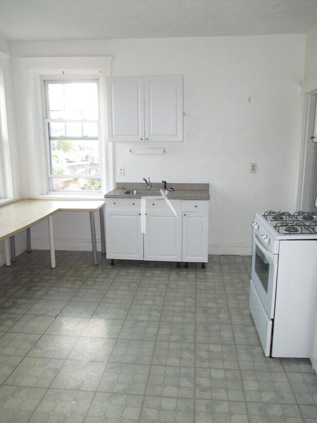 Building Photo - No Brokers Fee, No Security Deposit, Heat ...