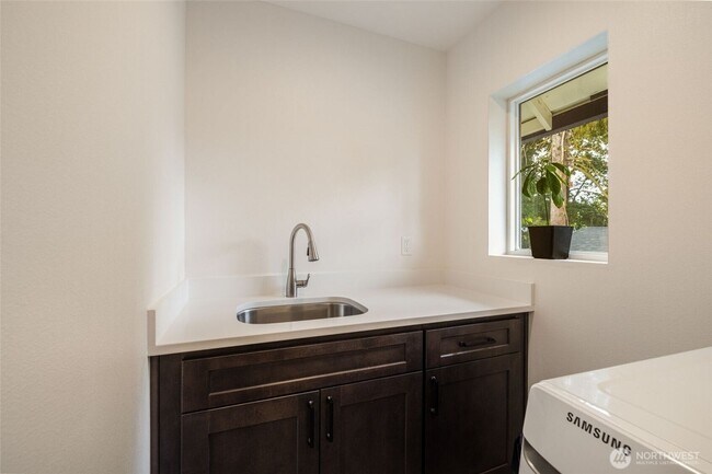 Building Photo - Brand new 4bed 2.5bath Home.
