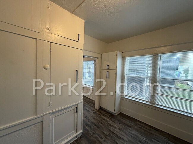 Building Photo - 1406 S 6th Ave