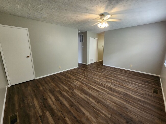 Building Photo - 3 Bedroom Home in Bloomington