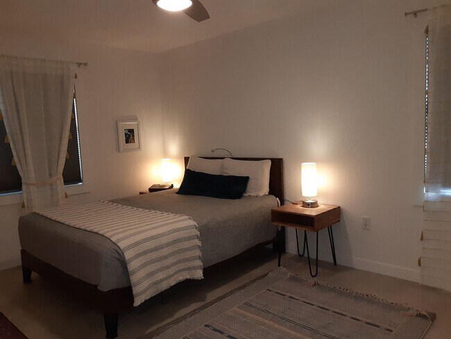 Building Photo - Seasonal-Beautifully renovated top floor 2/2 condo downtown Sarasota.