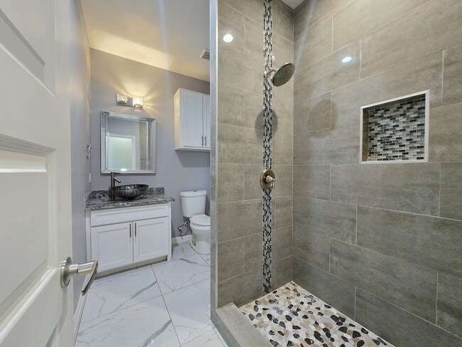 Building Photo - Beautiful Modern 4 Bed/3 Bath/2 Gar Centra...