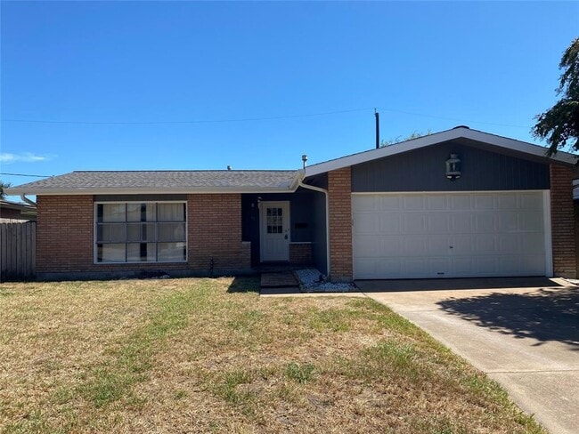 Primary Photo - 121 Tuna St