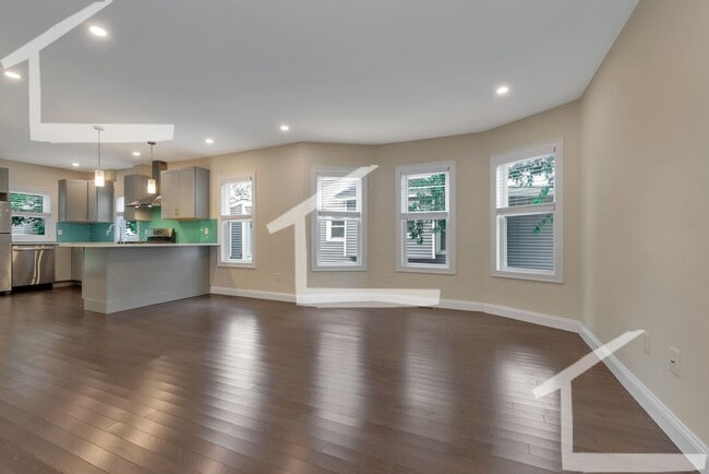 Building Photo - Huge 5 bed in Medford