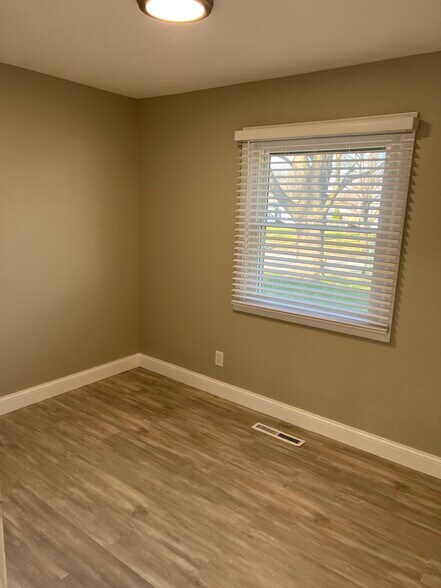 Front Bedroom 3 - 4571 Moraine Ave