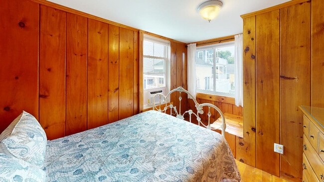 Building Photo - Winter Rental Only. Single Family Available: September 1 to April 30th - May 15th
