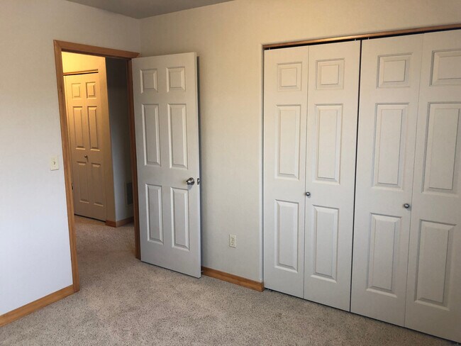 Building Photo - 3 Bedroom 2.5 Bath Condo across from Outla...