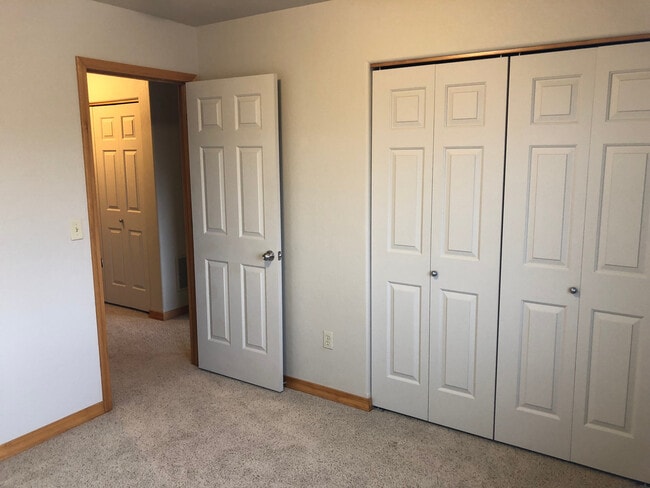 Building Photo - 3 bedroom Condo across from Outlaw Brewing!