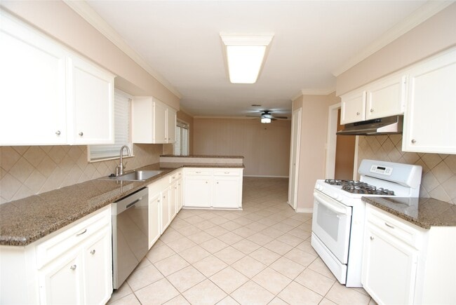 Building Photo - 10034 Cedardale Dr