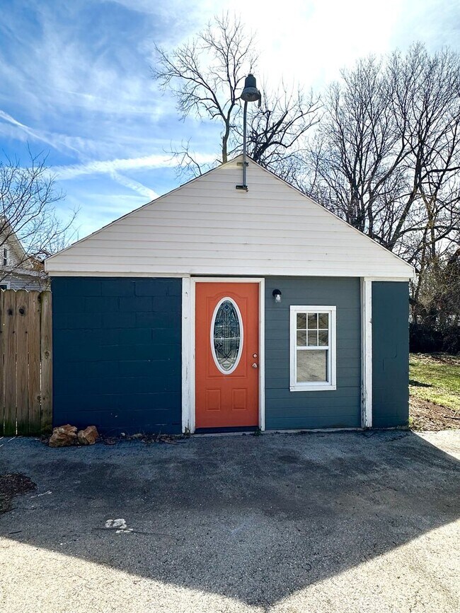 Building Photo - Spacious 4 Bed Home Near Bass Pro with Detached Garage & Fenced Yard