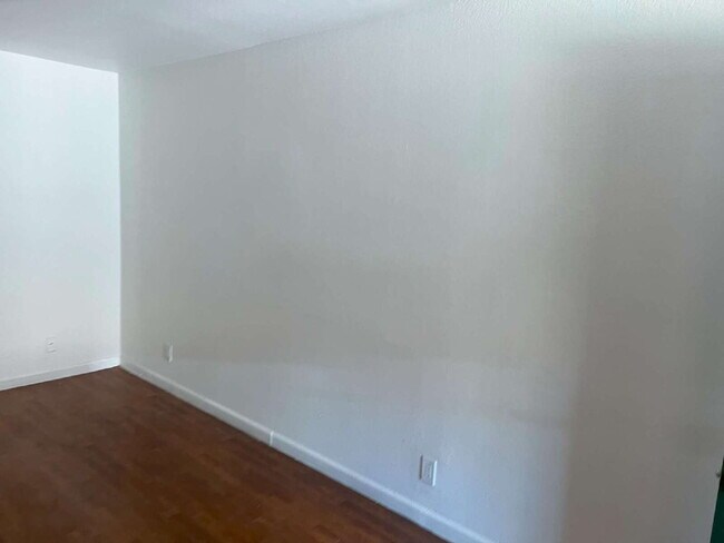 Building Photo - Great Location Near GCU – Newer A/C and Easy Access to I-17